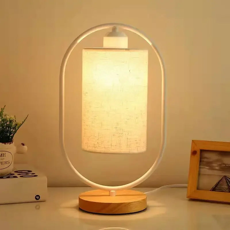 Luminária de Mesa de Madeira com Cúpula de Tecido para Sala Laresia